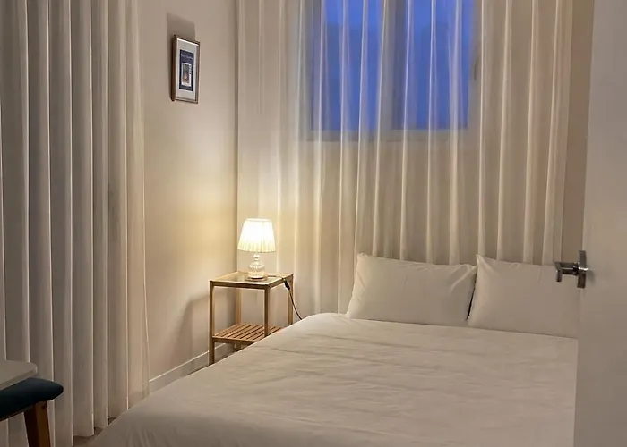 Appartement 403 Newly Opened Yeonnam, 5 Minutes From Hongdae Airport Bus Yeonhui Private 4person Modern Wood Black
