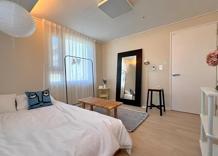 403 Newly Opened Yeonnam, 5 Minutes From Hongdae Airport Bus Yeonhui Private 4person Modern Wood Black Appartement *