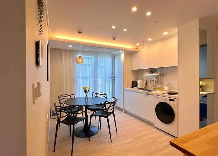 Appartement 403 Newly Opened Yeonnam, 5 Minutes From Hongdae Airport Bus Yeonhui Private 4person Modern Wood Black